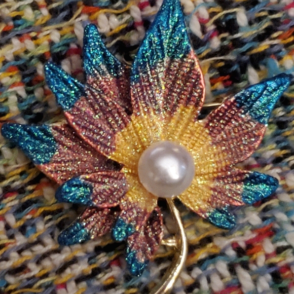 Retro high-end, multicolor maple leaf brooch with pearl and gold trim. - Picture 4 of 8